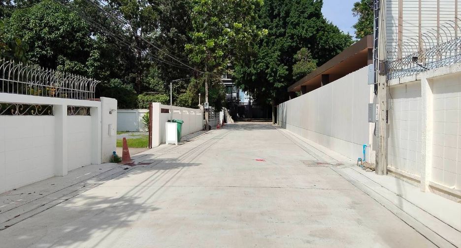 For sale 4 bedrooms house in Wang Thonglang, Bangkok