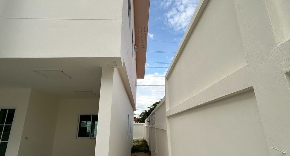 For sale 2 bedrooms townhouse in Si Racha, Chonburi