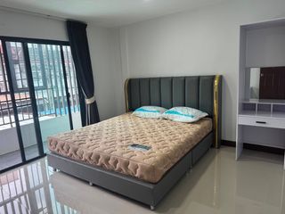 Reihenhaus zur Miete mit 3 Zimmer in Huai Khwang, Bangkok