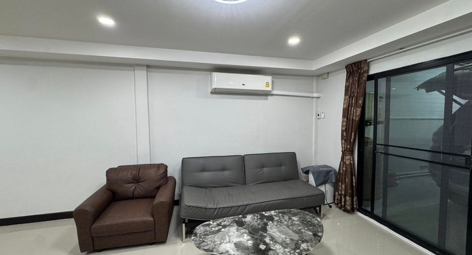 Reihenhaus zur Miete mit 3 Zimmer in Huai Khwang, Bangkok