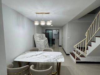 Reihenhaus zur Miete mit 3 Zimmer in Huai Khwang, Bangkok