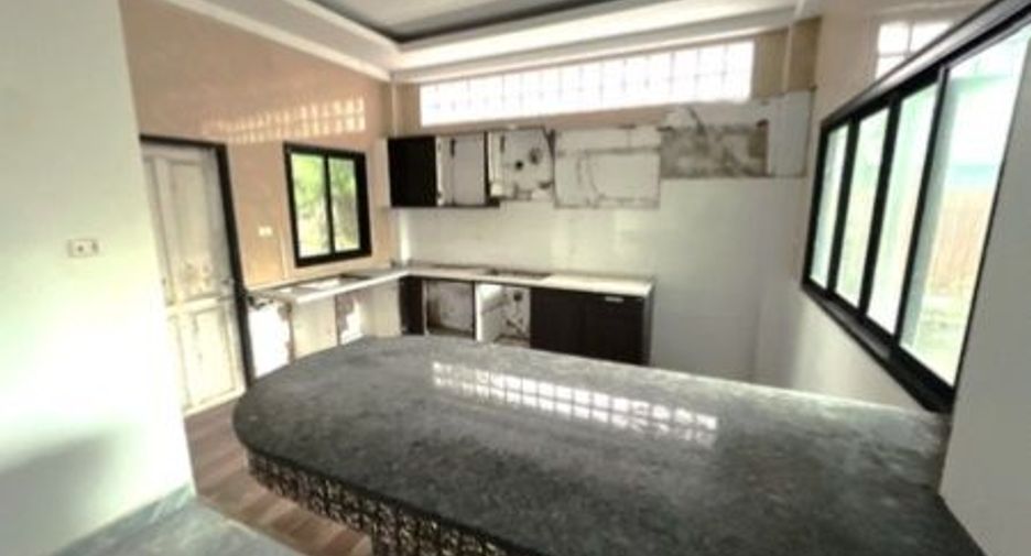 For sale 3 bedrooms house in Mueang Surat Thani, Surat Thani