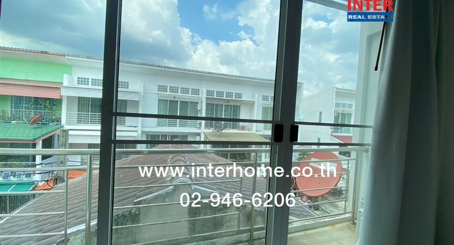 For sale 3 bedrooms townhouse in Bangkok Noi, Bangkok