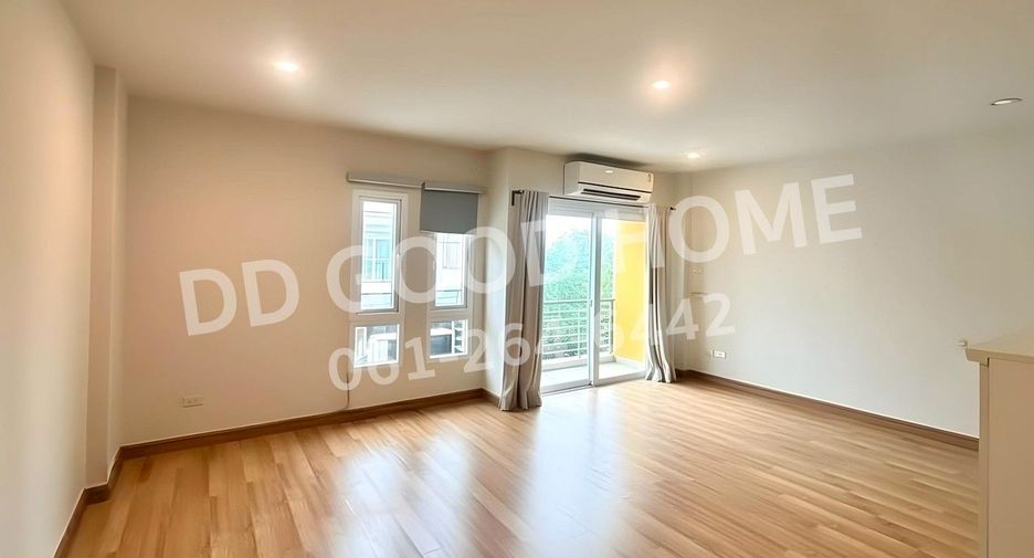 For sale 3 bedrooms townhouse in Lat Krabang, Bangkok