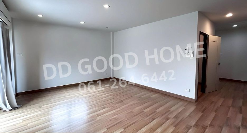 For sale 3 bedrooms townhouse in Lat Krabang, Bangkok