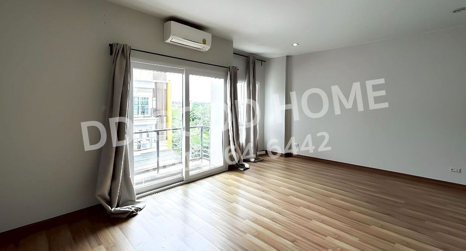 For sale 3 bedrooms townhouse in Lat Krabang, Bangkok