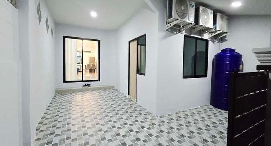 À vendre 2 chambres maison de ville à Bang Lamung, Chonburi