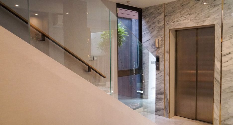 For rent 4 bedrooms house in Watthana, Bangkok