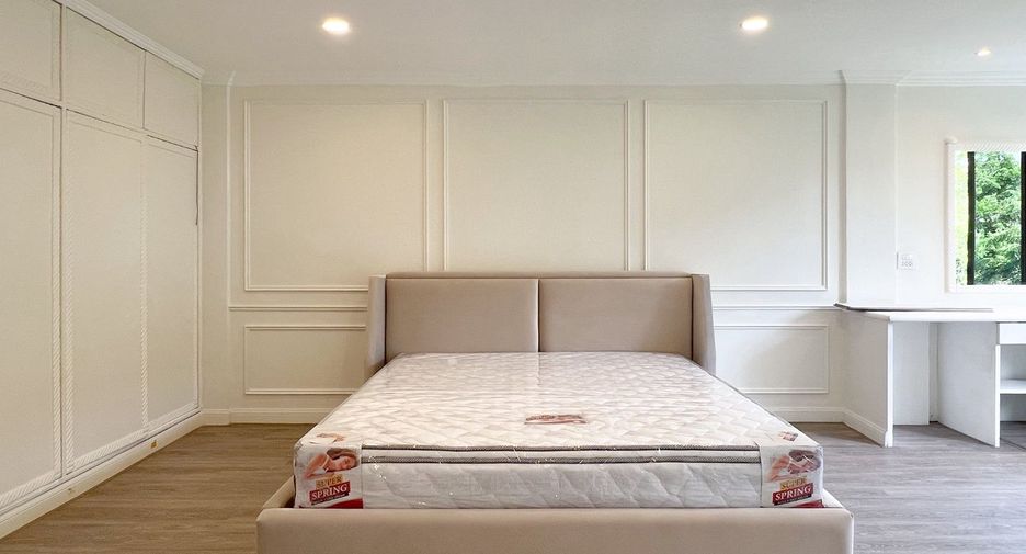 For rent 5 bedrooms townhouse in Watthana, Bangkok