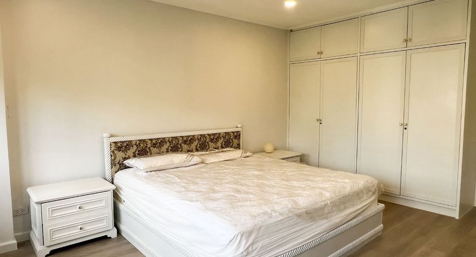 For rent 5 bedrooms townhouse in Watthana, Bangkok