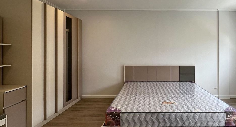 For rent 5 bedrooms townhouse in Watthana, Bangkok