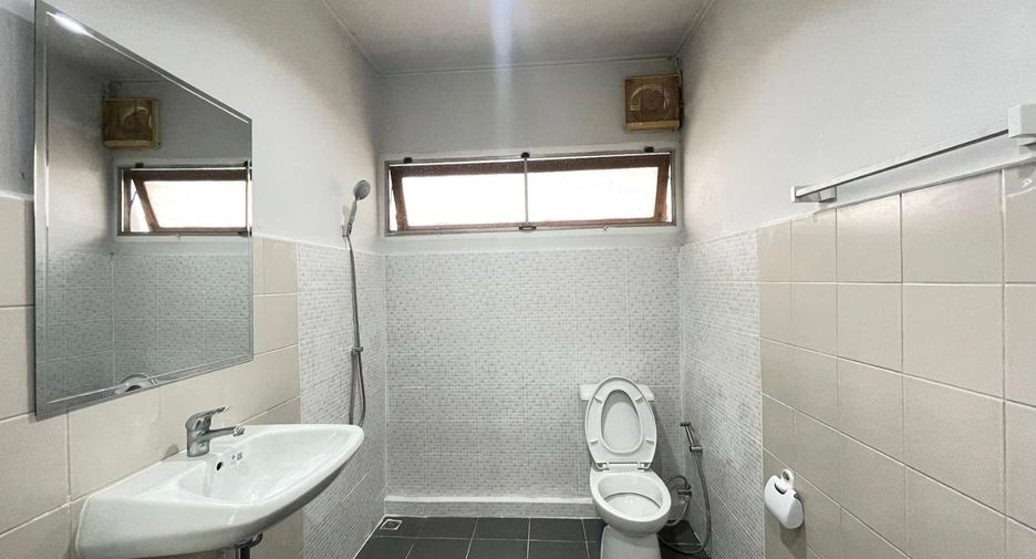 Casa en alquiler de 6 habitaciones en Huai Khwang, Bangkok