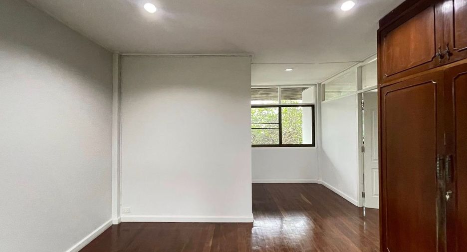 Casa en alquiler de 6 habitaciones en Huai Khwang, Bangkok