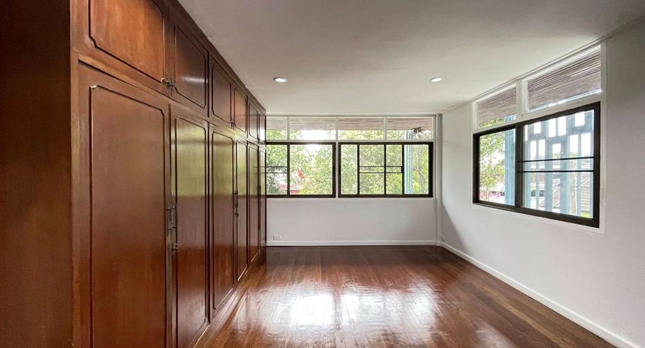 Casa en alquiler de 6 habitaciones en Huai Khwang, Bangkok