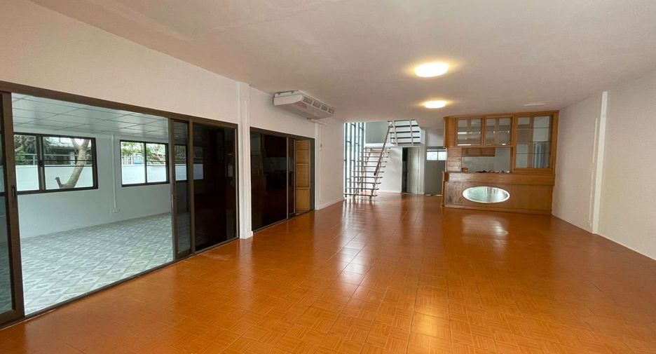 Casa en alquiler de 6 habitaciones en Huai Khwang, Bangkok