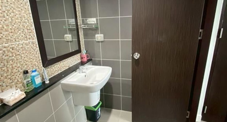 For sale 1 bed condo in Si Racha, Chonburi