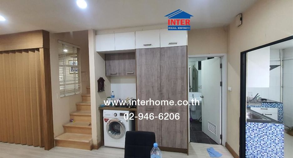 Casa adosada en venta de 3 habitaciones en Saphan Sung, Bangkok