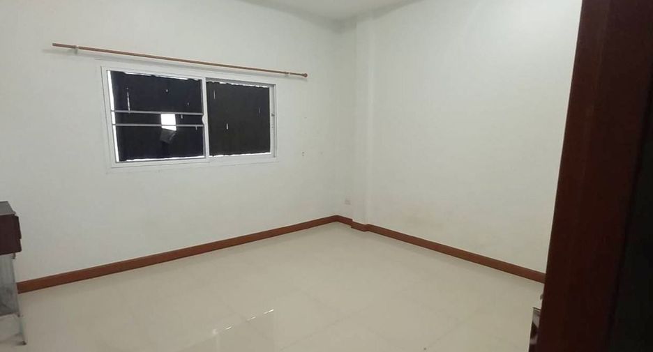 Casa adosada en venta de 2 habitaciones en Mueang Nakhon Ratchasima, Nakhon Ratchasima