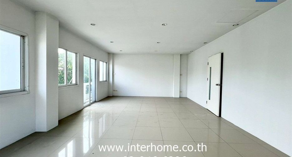 For sale 3 bedrooms retail Space in Bang Khen, Bangkok