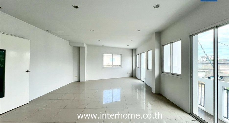 For sale 3 bedrooms retail Space in Bang Khen, Bangkok