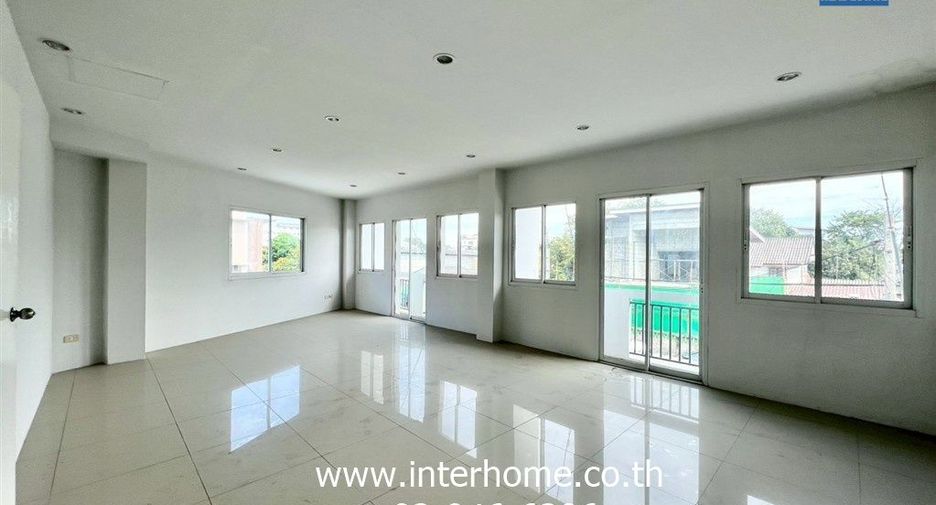 For sale 3 bedrooms retail Space in Bang Khen, Bangkok