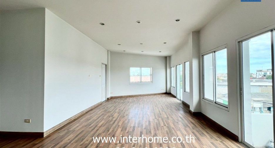 For sale 3 bedrooms retail Space in Bang Khen, Bangkok
