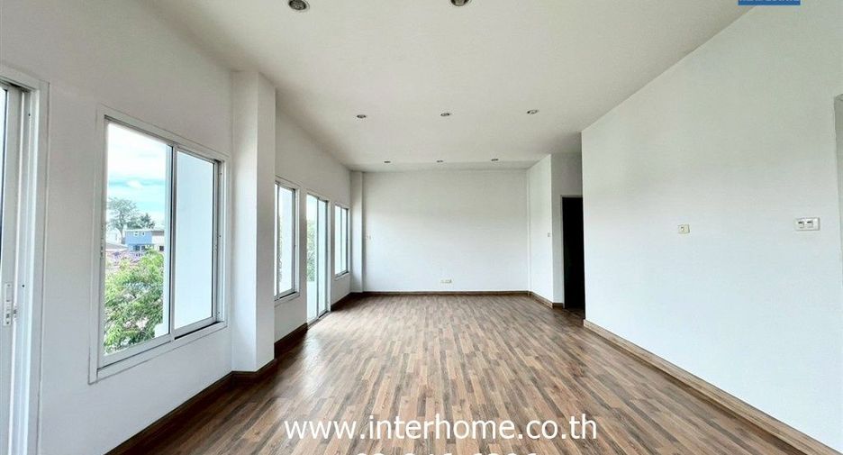For sale 3 bedrooms retail Space in Bang Khen, Bangkok