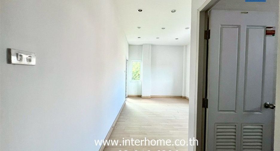 For sale 3 bedrooms retail Space in Bang Khen, Bangkok