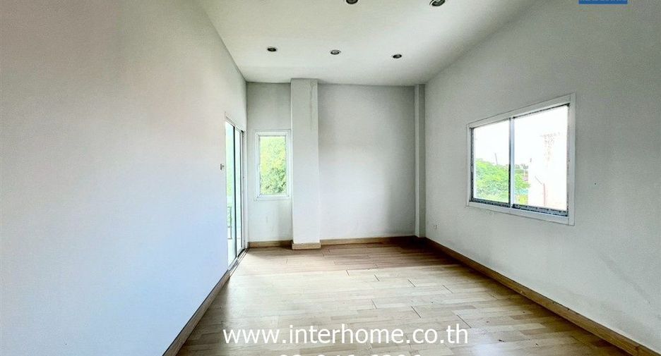 For sale 3 bedrooms retail Space in Bang Khen, Bangkok