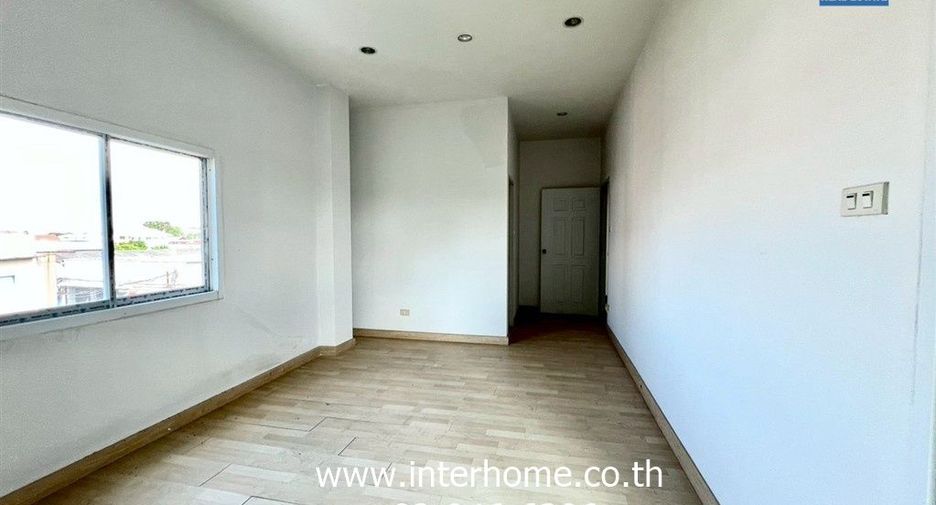 For sale 3 bedrooms retail Space in Bang Khen, Bangkok