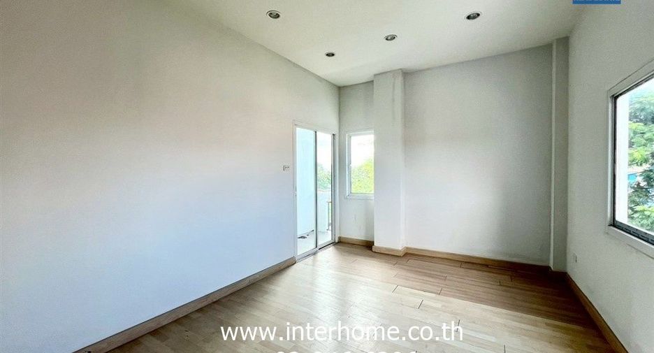 For sale 3 bedrooms retail Space in Bang Khen, Bangkok