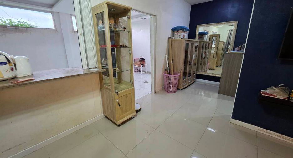 For sale 3 bedrooms townhouse in Mueang Pathum Thani, Pathum Thani