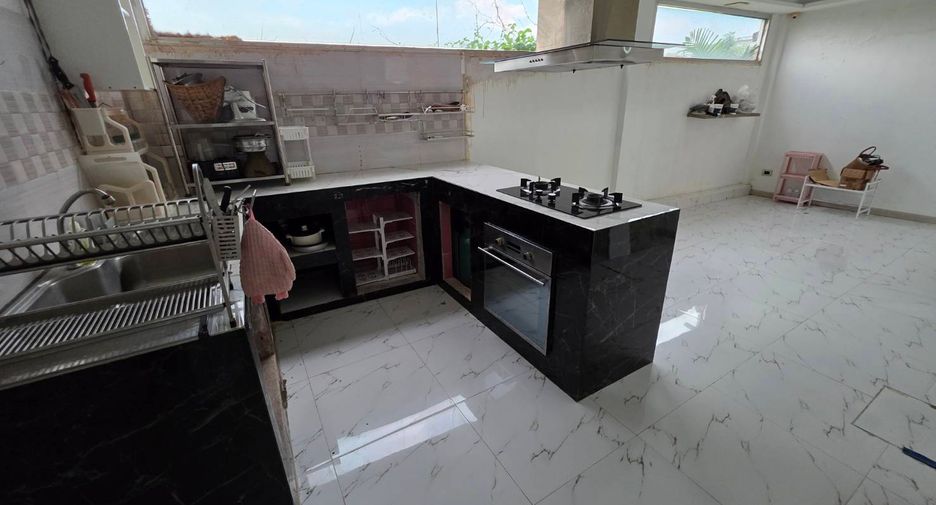 For sale 3 bedrooms townhouse in Mueang Pathum Thani, Pathum Thani
