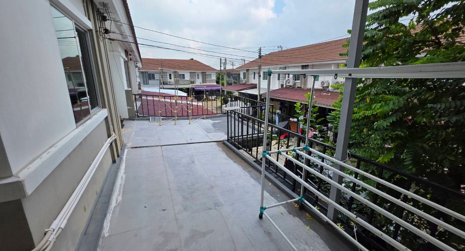 For sale 3 bedrooms townhouse in Mueang Pathum Thani, Pathum Thani