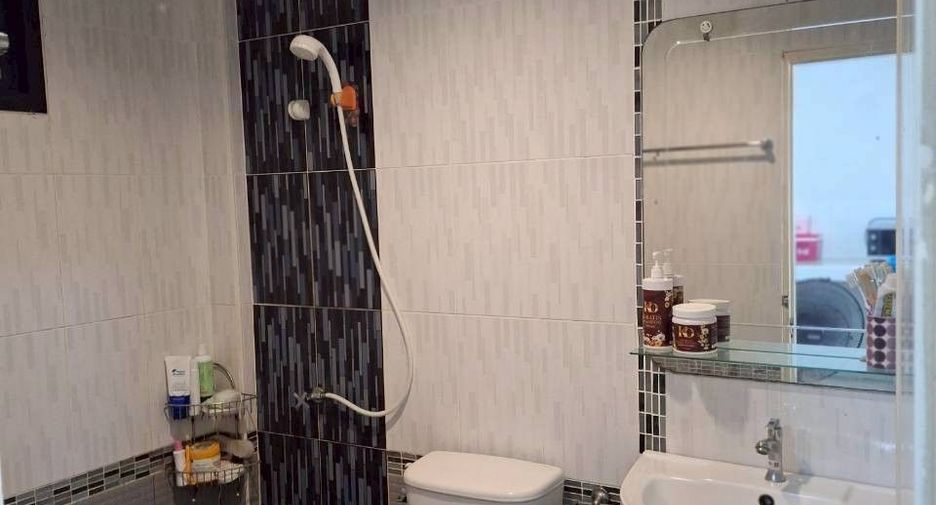 For sale 3 ベッドルーム townhouse in Si Racha, Chonburi