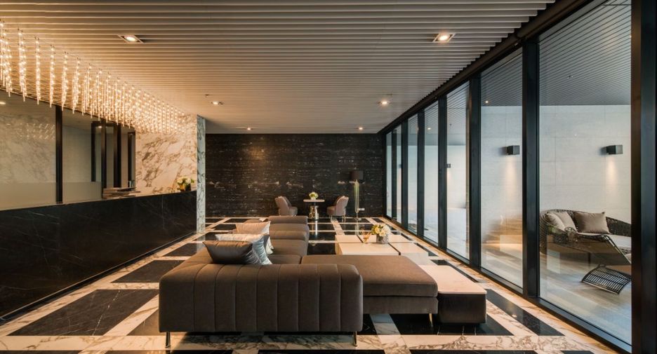 For sale 3 ベッドルーム condo in Khlong Toei, Bangkok