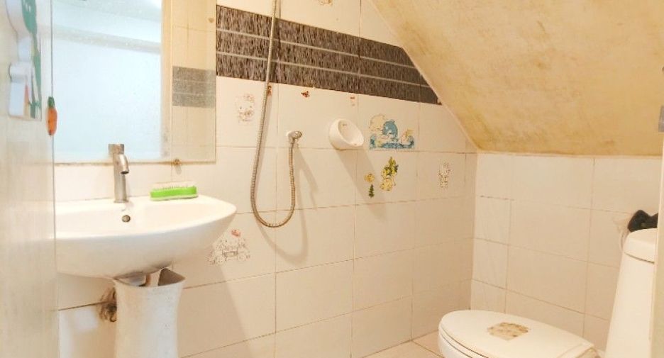 Casa adosada en venta de 2 habitaciones en Sam Phran, Nakhon Pathom