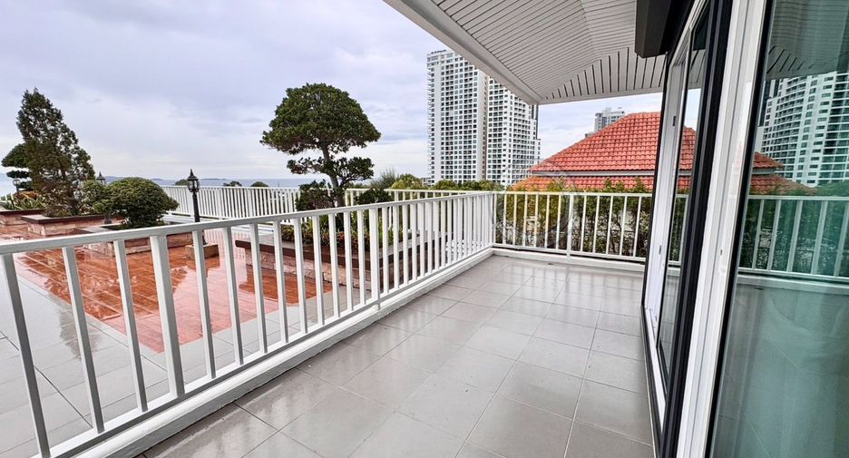 For sale 3 bedrooms condo in Pratumnak, Pattaya