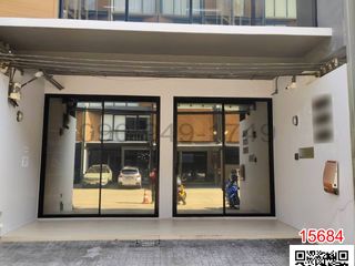 For sale 6 bedrooms retail Space in Phra Khanong, Bangkok