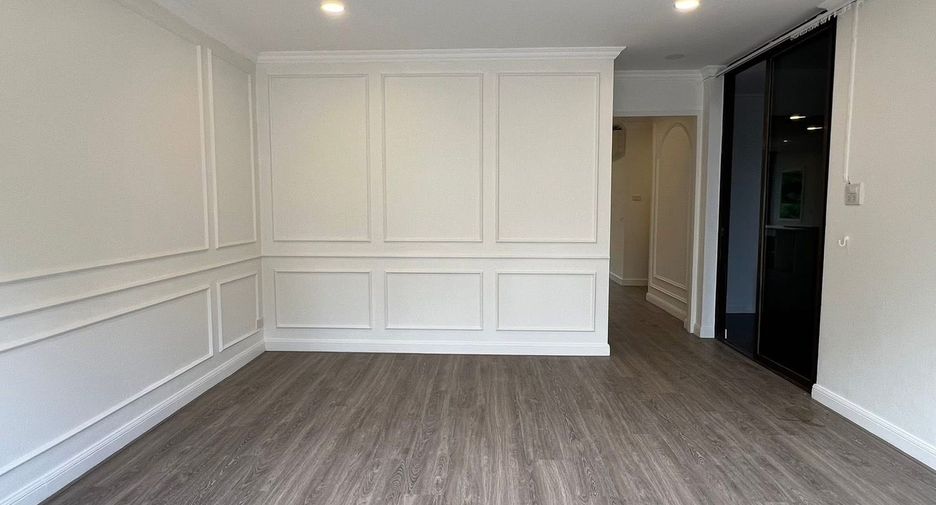 For rent 6 bedrooms townhouse in Watthana, Bangkok