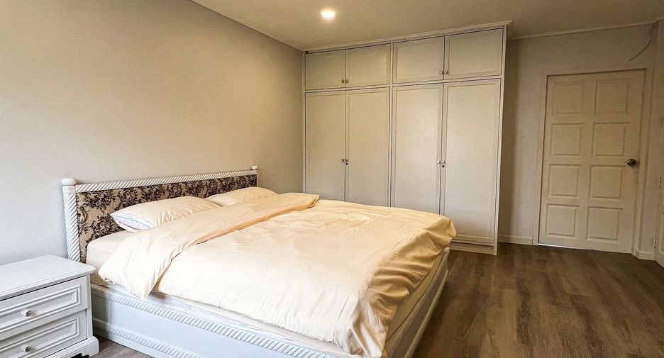 For rent 6 bedrooms townhouse in Watthana, Bangkok
