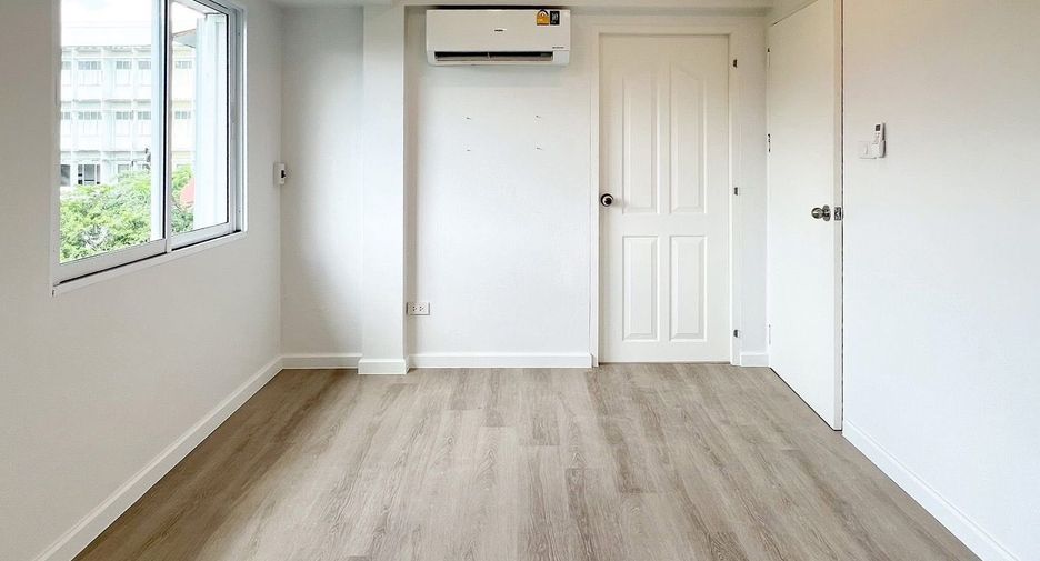 For rent 6 bedrooms townhouse in Watthana, Bangkok