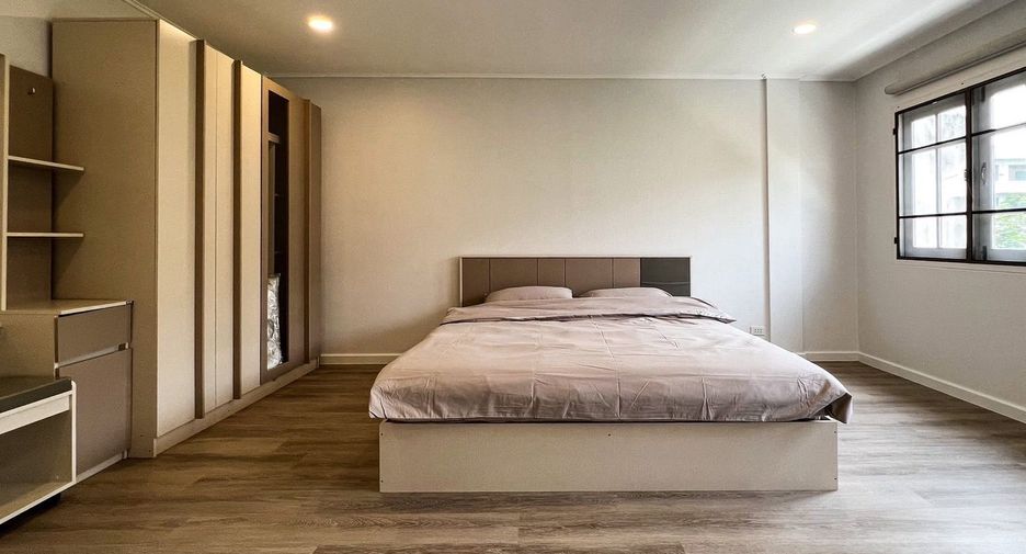 For rent 6 bedrooms townhouse in Watthana, Bangkok