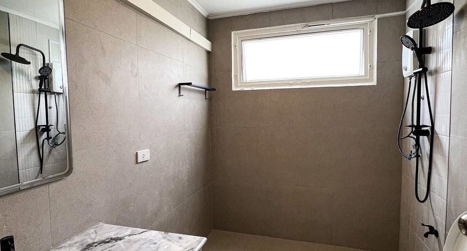 For rent 6 bedrooms townhouse in Watthana, Bangkok