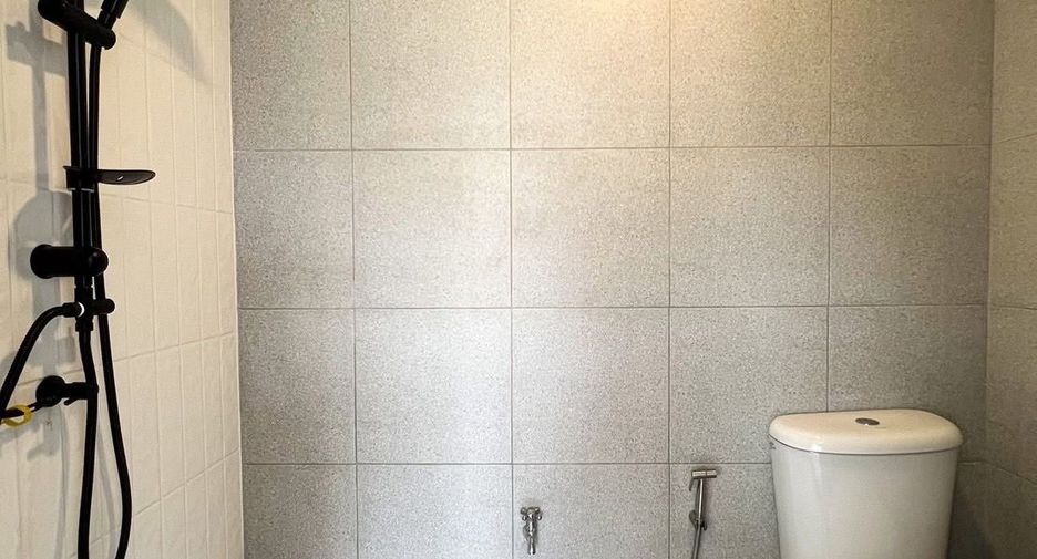 For rent 6 bedrooms townhouse in Watthana, Bangkok