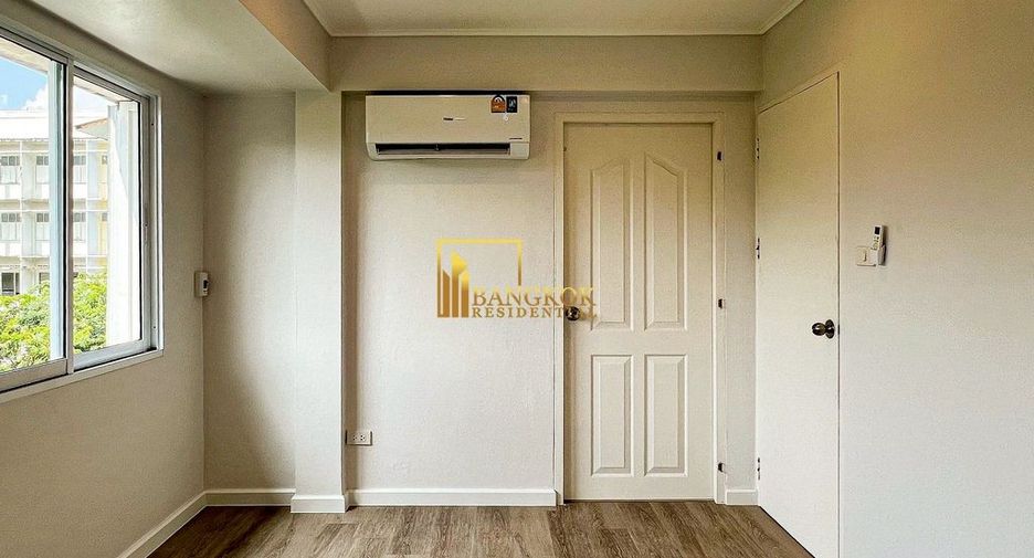 For rent 6 bedrooms townhouse in Watthana, Bangkok