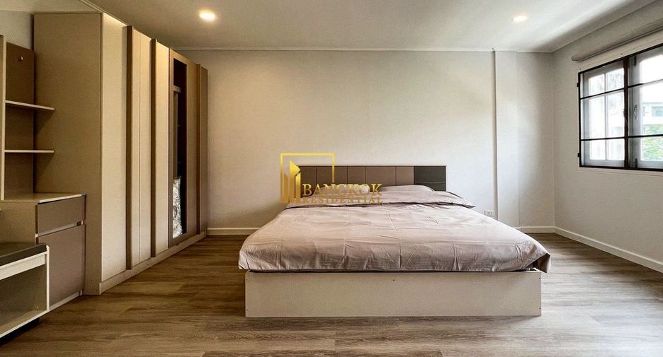 For rent 6 bedrooms townhouse in Watthana, Bangkok