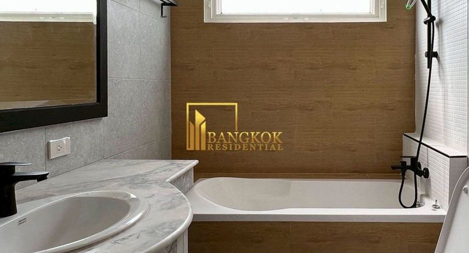 For rent 6 bedrooms townhouse in Watthana, Bangkok