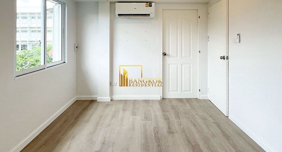 For rent 6 bedrooms townhouse in Watthana, Bangkok