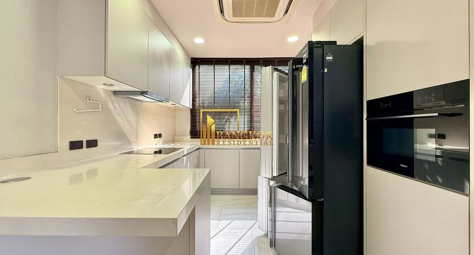 For rent 4 bedrooms townhouse in Watthana, Bangkok